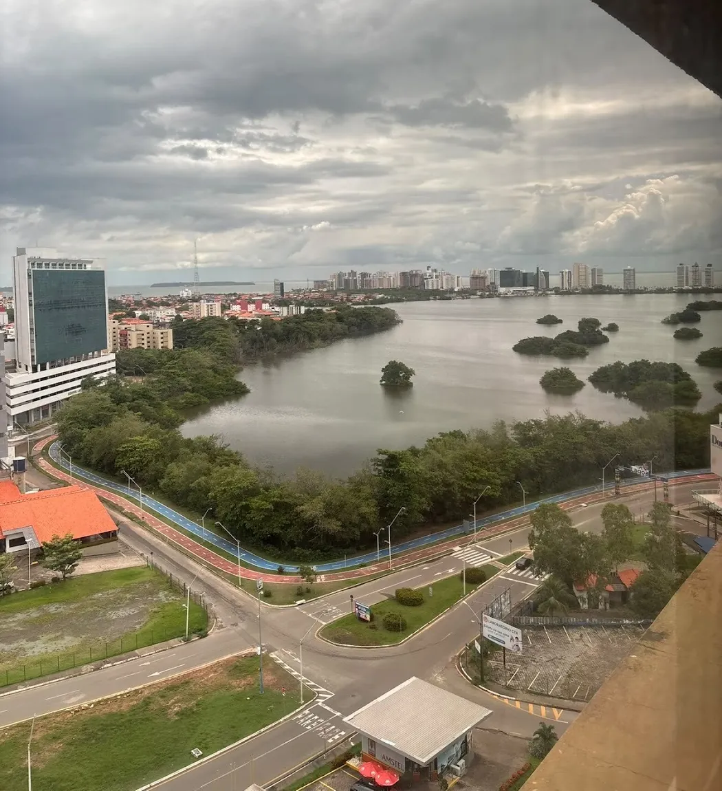 Vista do consultório para a lagoa e os prédios do Renascença